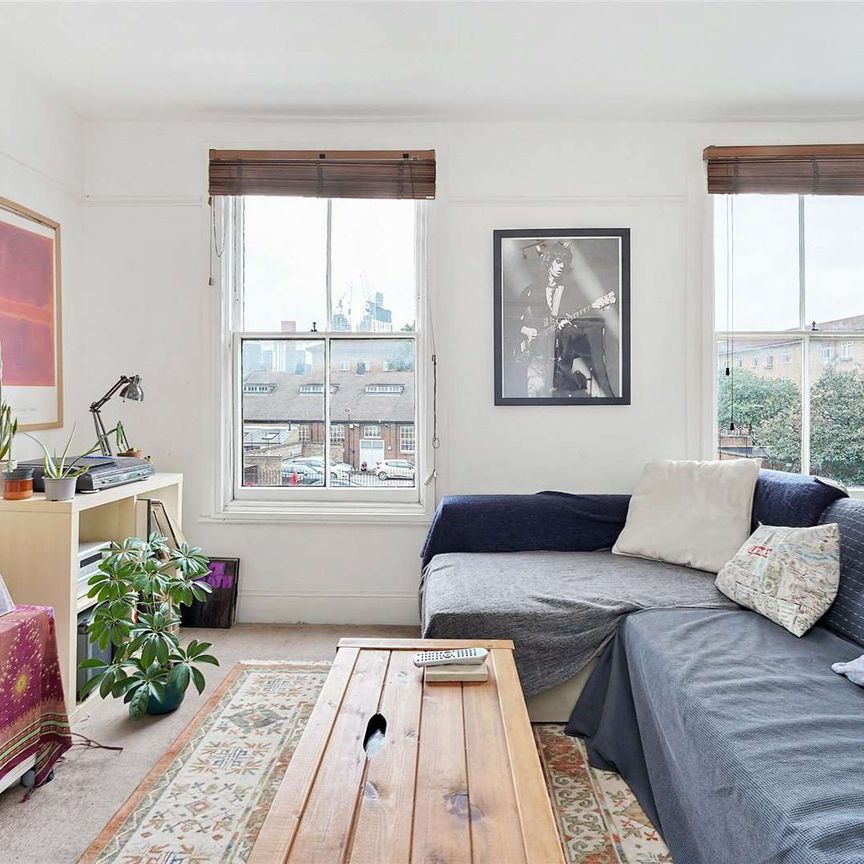 Savills presents this superb three bedroom split level flat on Lansdowne Way. - Photo 1