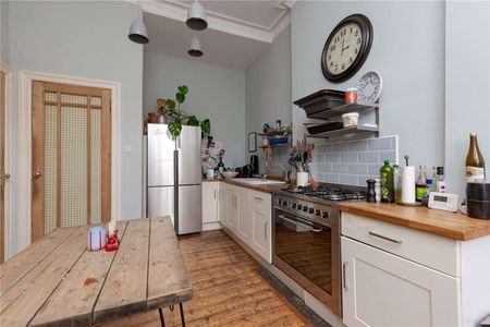 A fantastic opportunity to live in a main door, ground door apartment in the popular Hillside of Edinburgh. - Photo 2