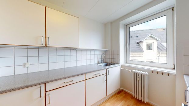 <b>Centralt byliv og rolig altanhygge – perfekt delelejlighed til to</b> - Photo 1