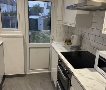 3 Bed Terraced House, Beccles Drive, IG11 - Photo 2