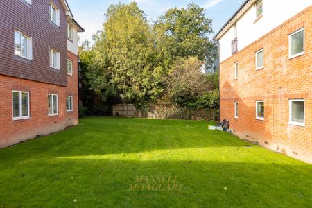 Three Bridges Road, Elmcroft Court, RH10 - Photo 3