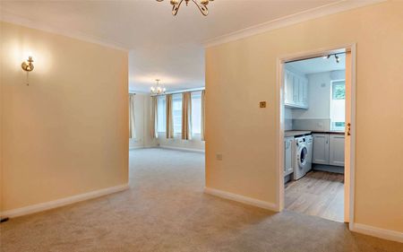 A third floor three bedroom apartment off Grange Road. - Photo 4