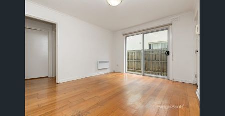 5 MONTH LEASE, TWO BEDROOM APARTMENT RICHMOND HILL! - Photo 4