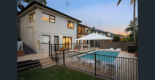 Peaceful family haven with stunning water vistas - Photo 1