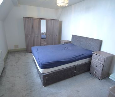 To Let 3 Bed Apartment - Photo 2