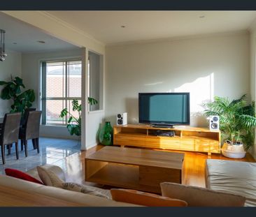 Attractively Spacious Villa in a Convenient Location - 6 MONTH LEAS... - Photo 1