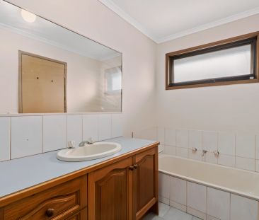 2/22 Garrisson Drive, Glen Waverley, Melbourne - Photo 2