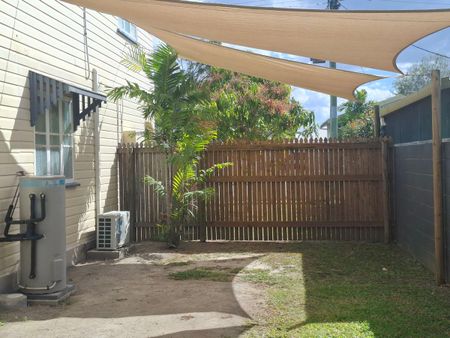 DUAL - LIVING 2 STOREY TIMBER HOME,DECK, POOL & SHED. - Photo 2