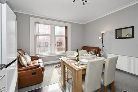 4 bedroom flat to rent - Photo 2