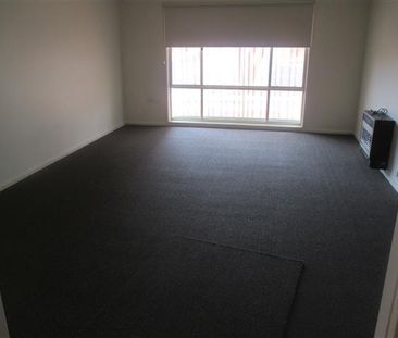 Great location family home with large shed!! - Photo 1