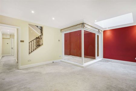 St. George's Square, Pimlico, London, SW1V 3QT - Photo 2