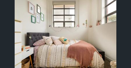 Fully Furnished, Fabulous Light-Filled & Stylish - Photo 3