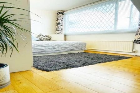 5 bedroom semi-detached house to rent - Photo 4