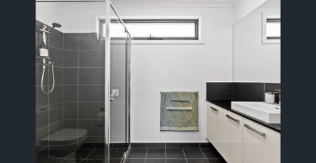 Private Beautifully Presented Townhouse - Photo 4