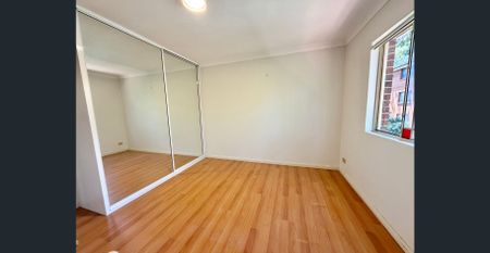 Spacious renovated unit overlooking garden – Fully renovated - Photo 5