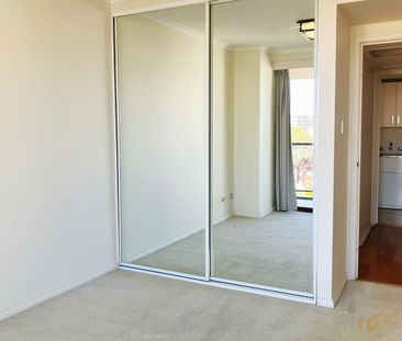 Prime Location – Steps from Westfield & Train, Bondi Junction - Photo 4