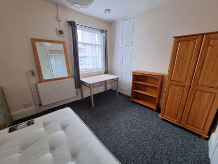 9 Bed Student Accommodation - Photo 2