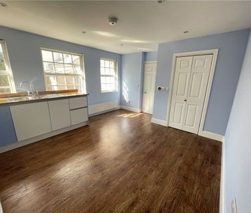 Wonderfully light 2 bedroom apartment in converted period building ... - Photo 2