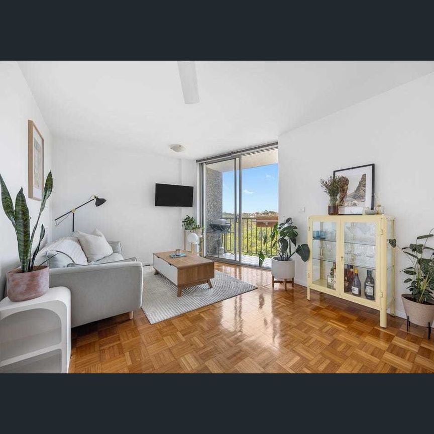 Sun-Drenched 2-bedroom with Lock up Garage - Photo 1