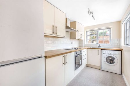 A charming terraced cottage set in a central Sevenoaks location ideal of the amenities of the town. - Photo 4