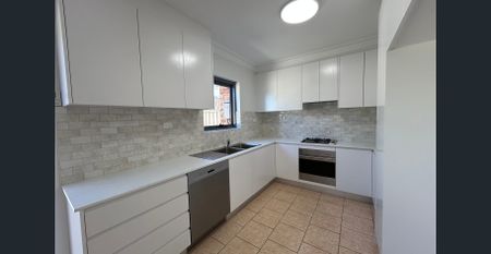 Newly renovated 3 Bedroom Townhouse in the Heart of Hurlstone Park! - Photo 4