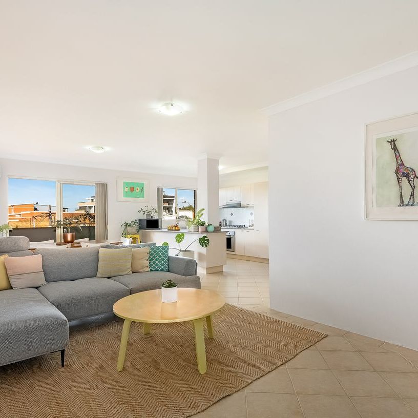 Bright & Spacious, Easy Living in the Heart of Bexley - Photo 1