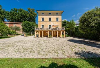 Villa ottocentesca con piscina nelle colline lucchesi