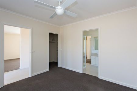 STUNNING THREE BEDROOM TOWNHOUSE - Photo 4
