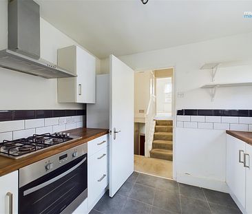 Spacious split level, double bedroom apartment located in central Hove, moments away from Church Road. Offered to let un-furnished. Available 30th May 2024. - Photo 3