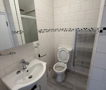 Three bed house off ilford lane ideal for working families- £2500 - Photo 5