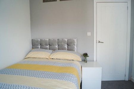3 bedroom flat to rent - Photo 3