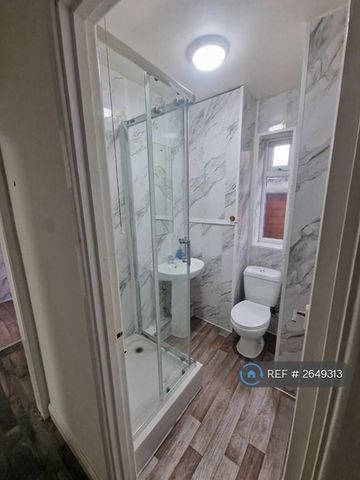 4 bedroom detached house to rent - Photo 3