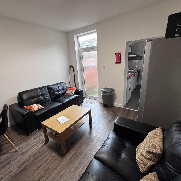 1 bedroom in a house share to rent - Photo 1