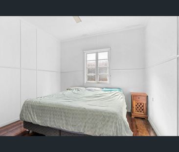 Spacious Coastal Family Home - Photo 5