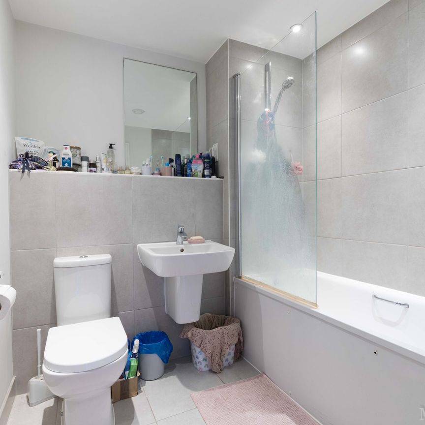 West Green Drive, Crawley, RH11 - Photo 1