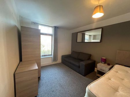 1 bedroom in a house share to rent - Photo 2