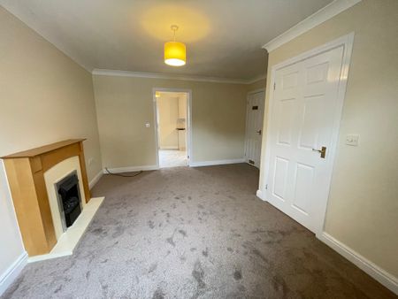 3 bedroom Semi-Detached House to let - Photo 2