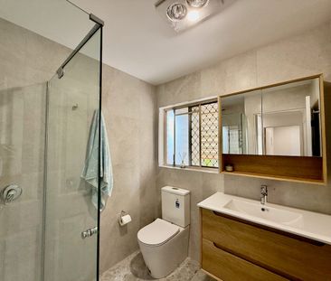 Perfect location! Renovated townhouse - Photo 5