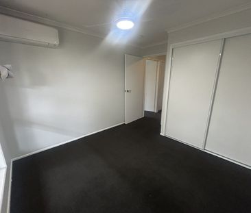 COSY, 2 BEDROOM, CLOSE TO TOWN !!!! - Photo 5