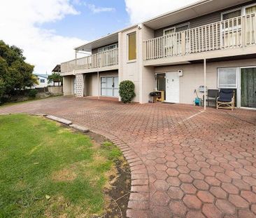 Spacious Four Bedroom in Prime Location - Photo 2