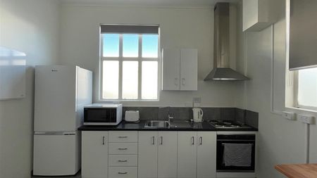 Centrally Located - 1 Bedroom Apartment - Photo 3