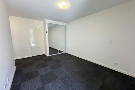 TOWNHOUSE STYLE APARTMENT - Photo 5