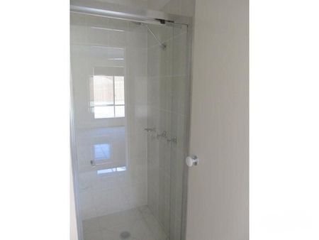 For Lease: Spacious & Contemporary Family Home in Tranquil Bahrs Scrub! - Photo 4