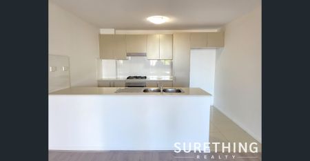 "Modern Apartment in Central location, Walk to all Amenities" - Photo 4