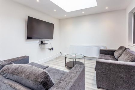 6 bedroom semi-detached house to rent - Photo 4