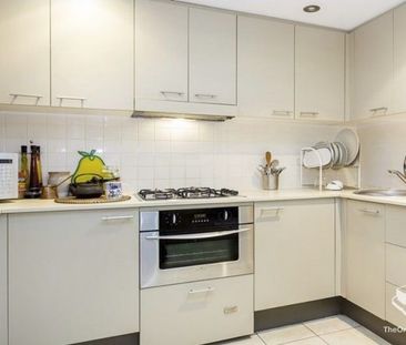Bright, Quiet and Spacious One Bedroom Apartment - Photo 6