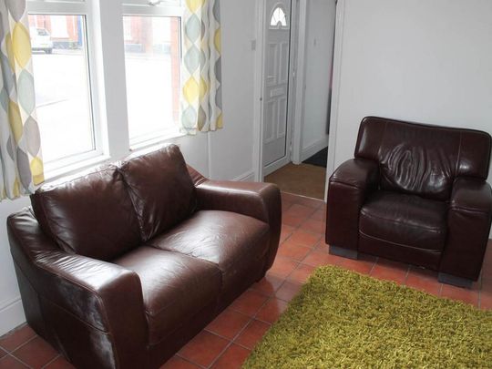 2 bedroom end of terrace house to rent - Photo 1