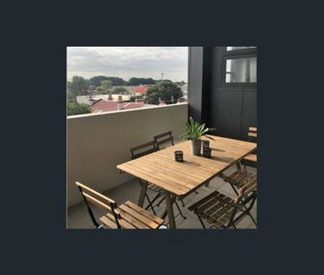 Centrally located, close to transport and harbour - Photo 4