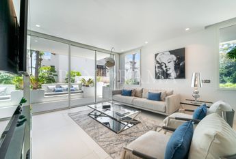 Stunning and bright first floor apartment in the Andalusian Gardens of Marina Puente Romano