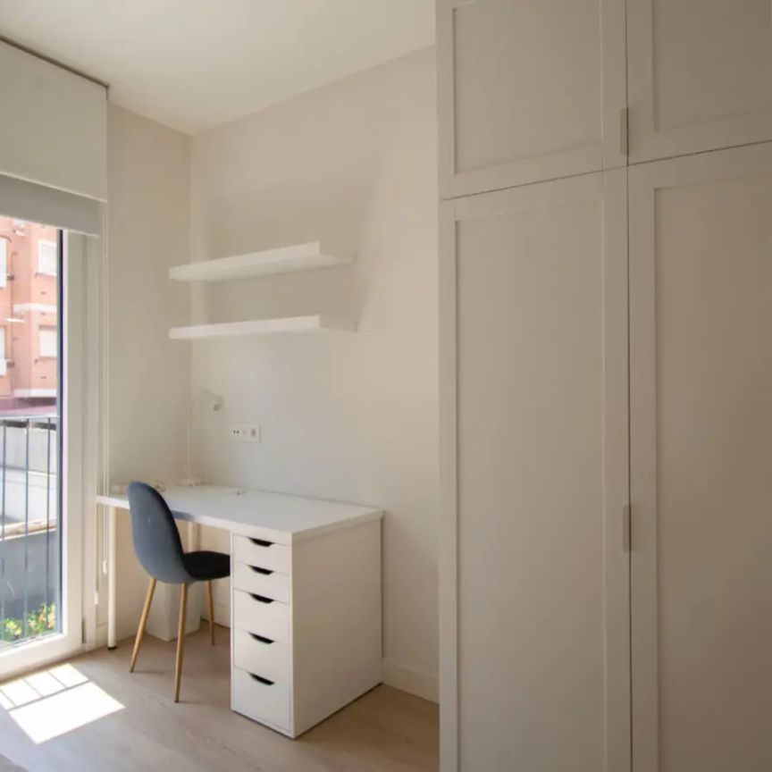 Room in a shared 14-bedroom apartment for rent in Valdeacederas - Photo 1
